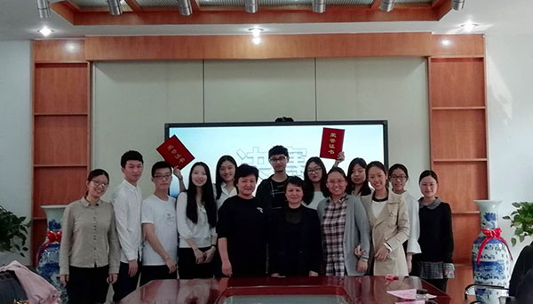 获奖学生与评委合影.jpg