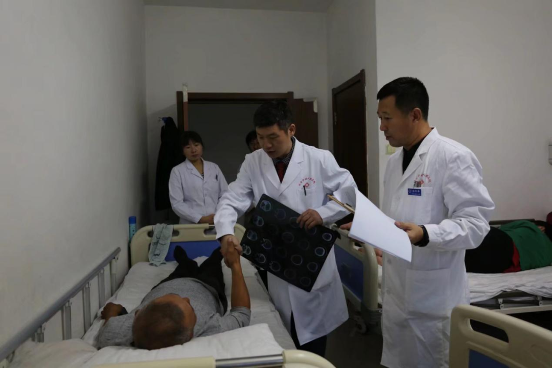 曹柏龙医师在科右中旗人民医院病房查房.png