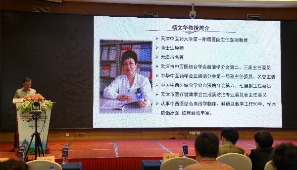 桌子上放满了不同类型的海报

低可信度描述已自动生成